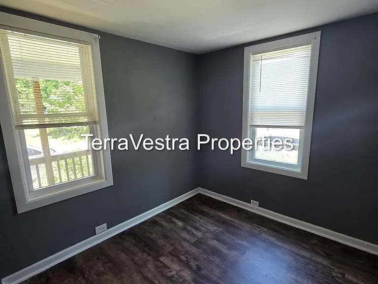 242 W Washington St — Photo 9