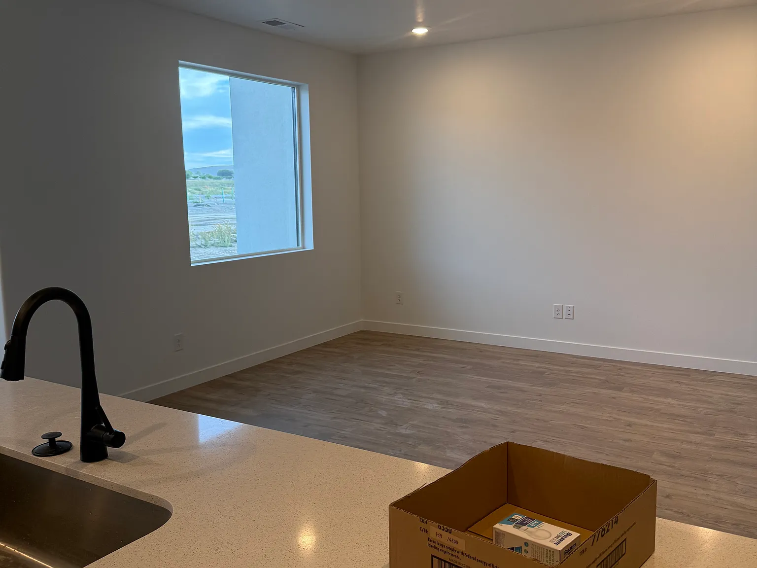 3 bed, 2.5 bath, 2200 sqft, $2,400 — Photo 4