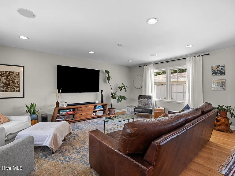 202 Windemere Rd — Photo 15