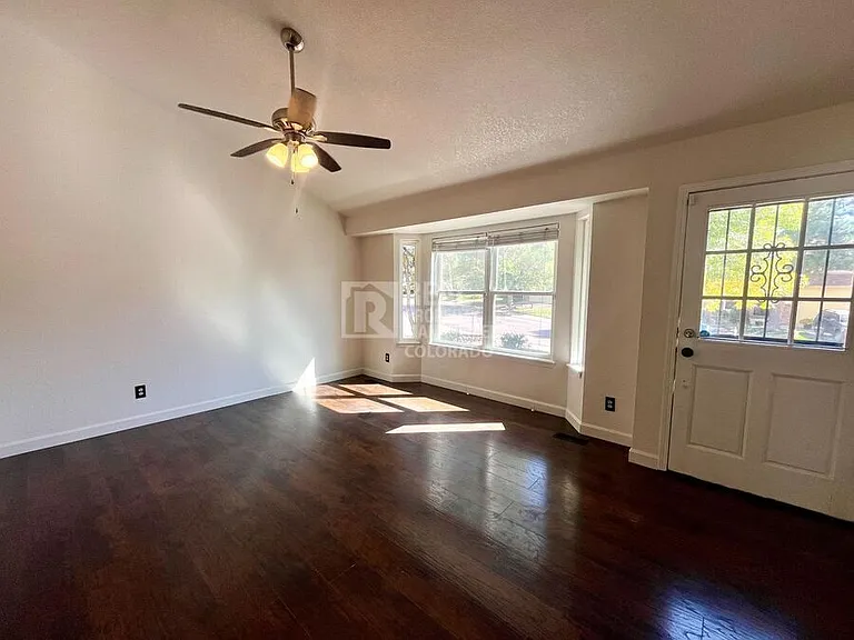 3710 Hickory Hill Dr — Photo 3