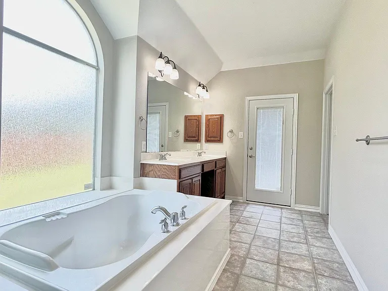 604 Peacock Dr — Photo 49