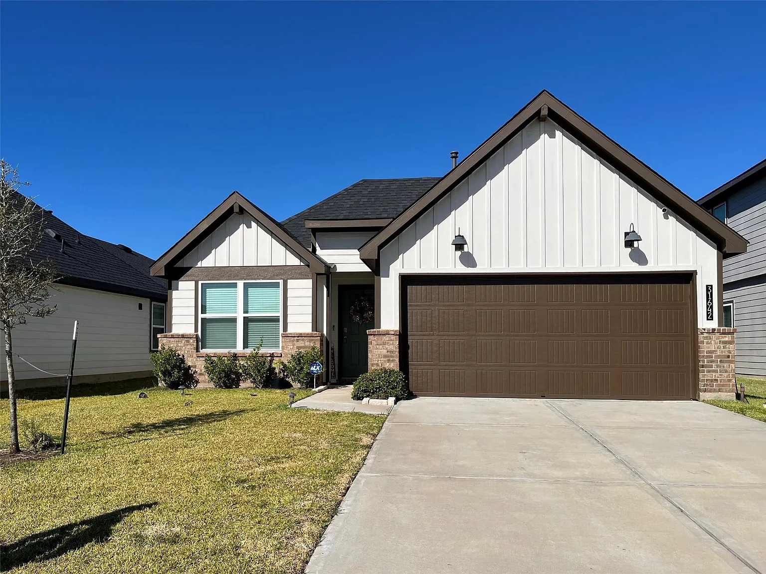 3 bed, 2.0 bath, 1316 sqft, $2,100 — Photo 1