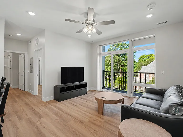 512 W Clark St — Photo 33