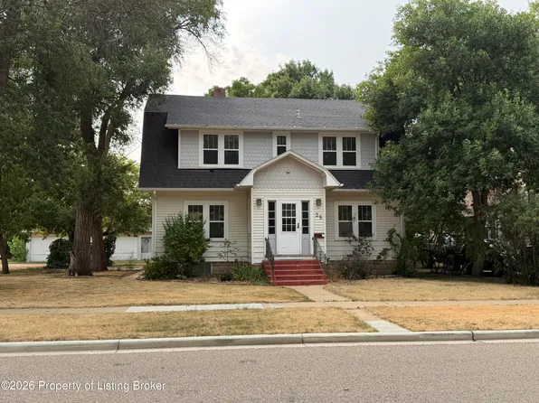 29 7th Ave W, Dickinson, ND 58601