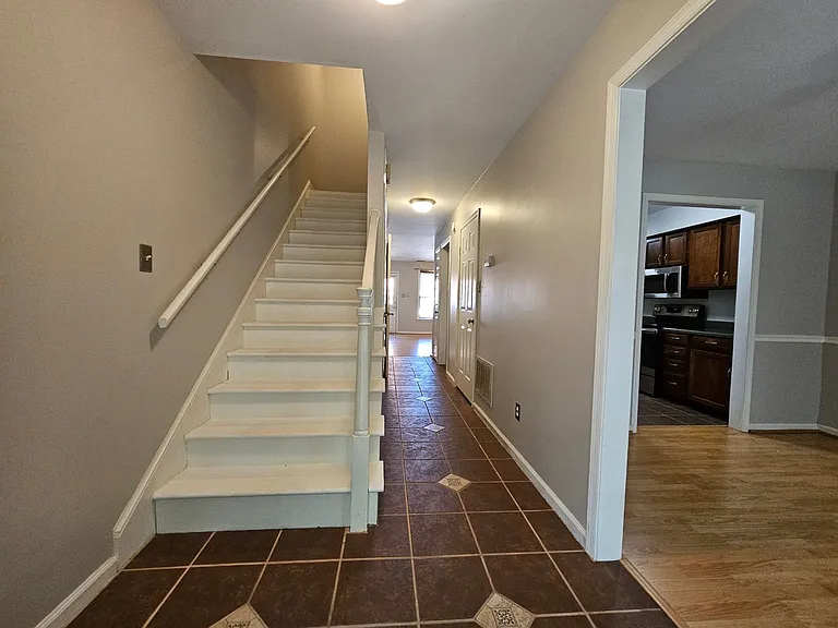 1019 Llewellyn Mews — Photo 11