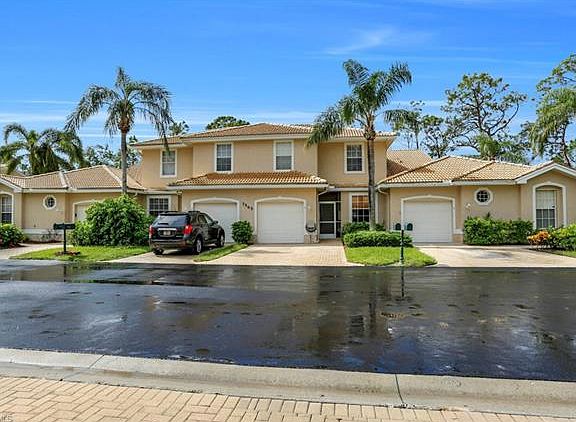 3rd image of 7565 Meadow Lakes Dr APT 204