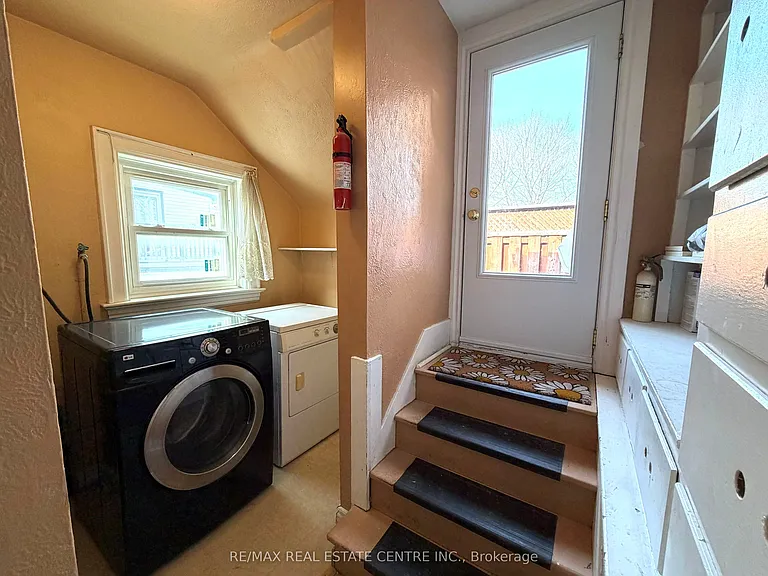 218 Weber St E — Photo 15