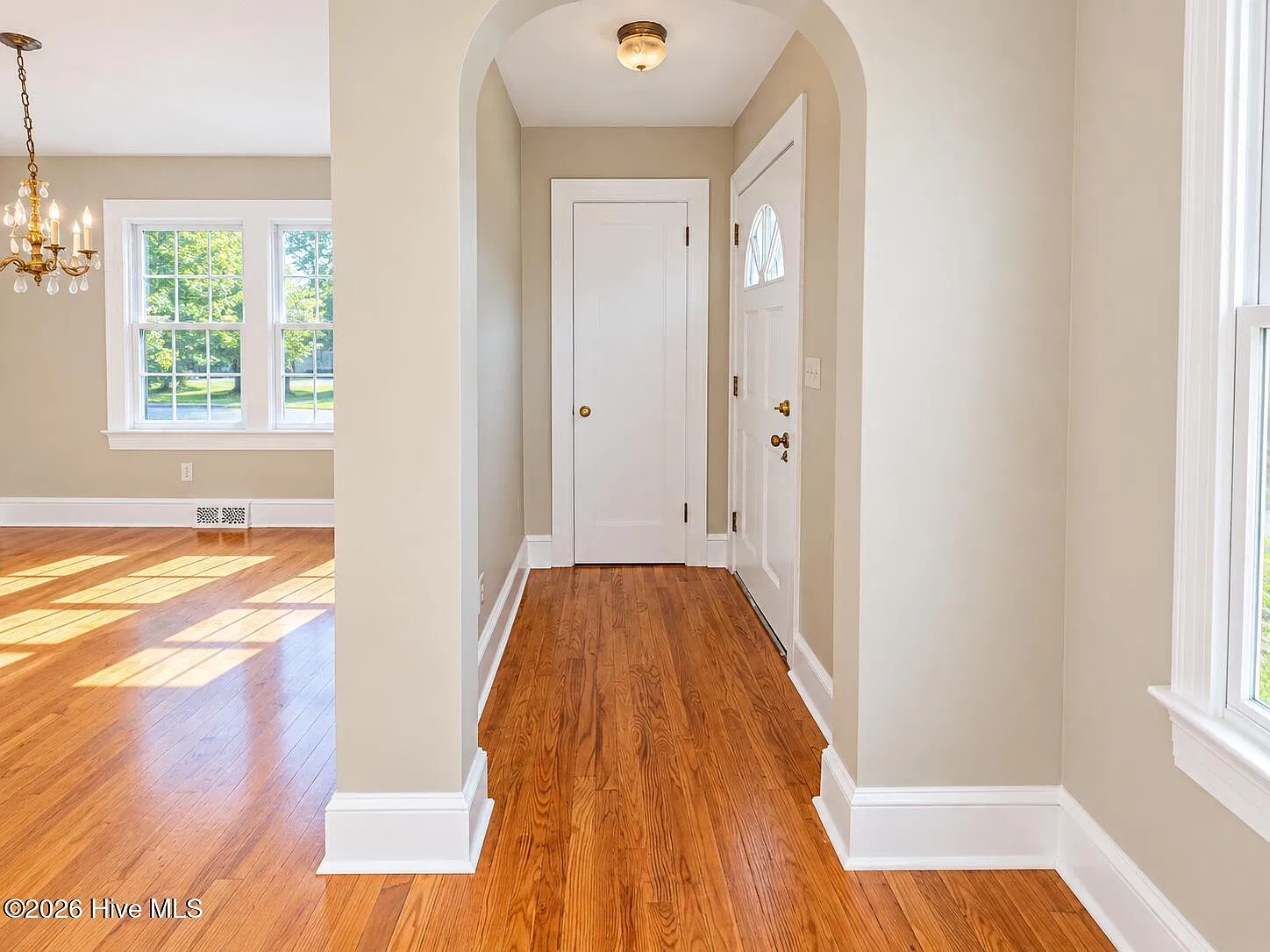 3 bed, 1.0 bath, 1232 sqft, $1,400 — Photo 2