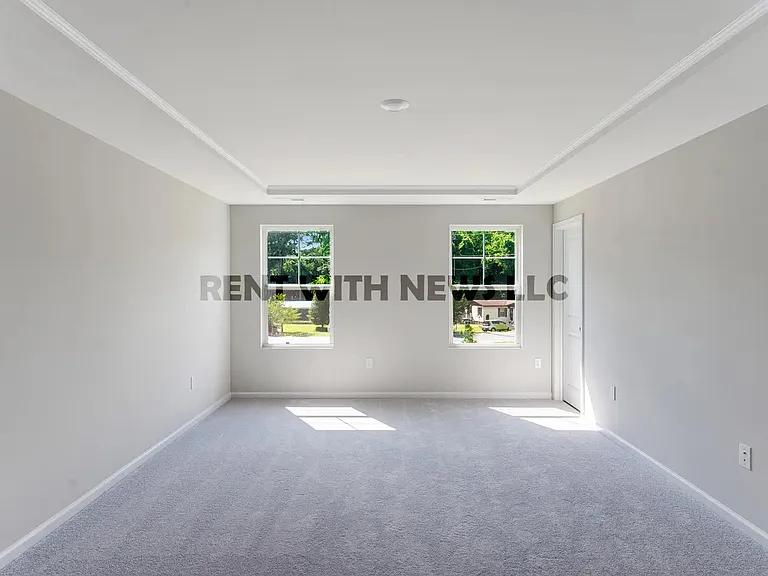 282 Paramount Dr — Photo 14