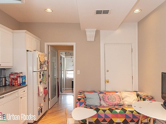 5th image of 3144 N Oakley Ave #3F