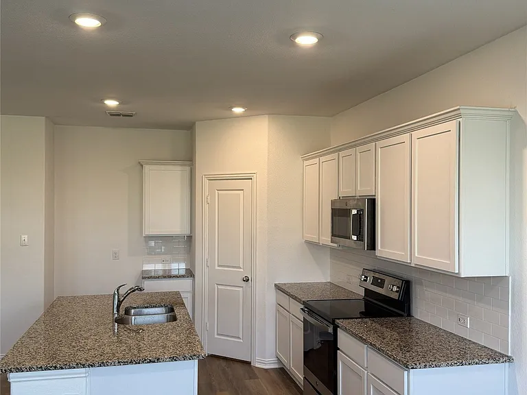 537 Robinson Way — Photo 6