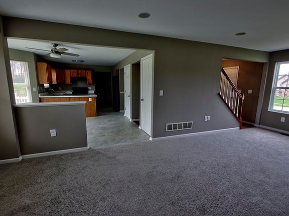 3rd image of 6189 Woodcrest Dr