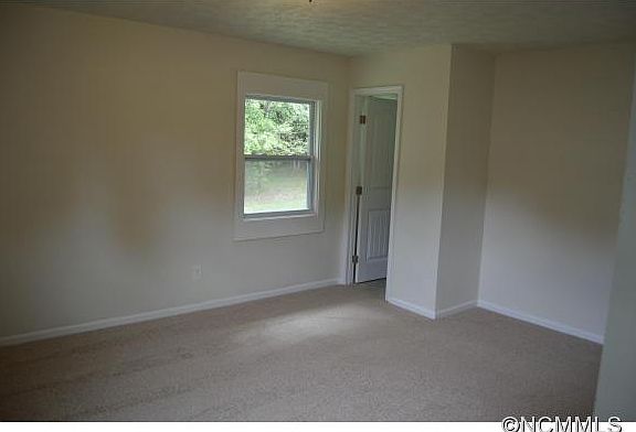 5th image of 18 Springside Dr