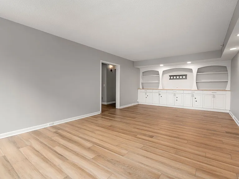 250 Hammond Pond Pkwy #609N — Photo 7