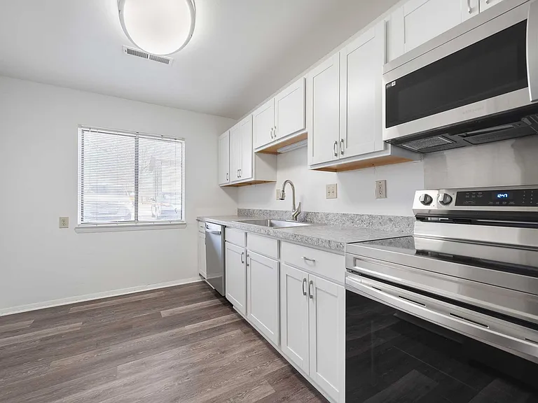 Foxridge Apartment Homes — Photo 190