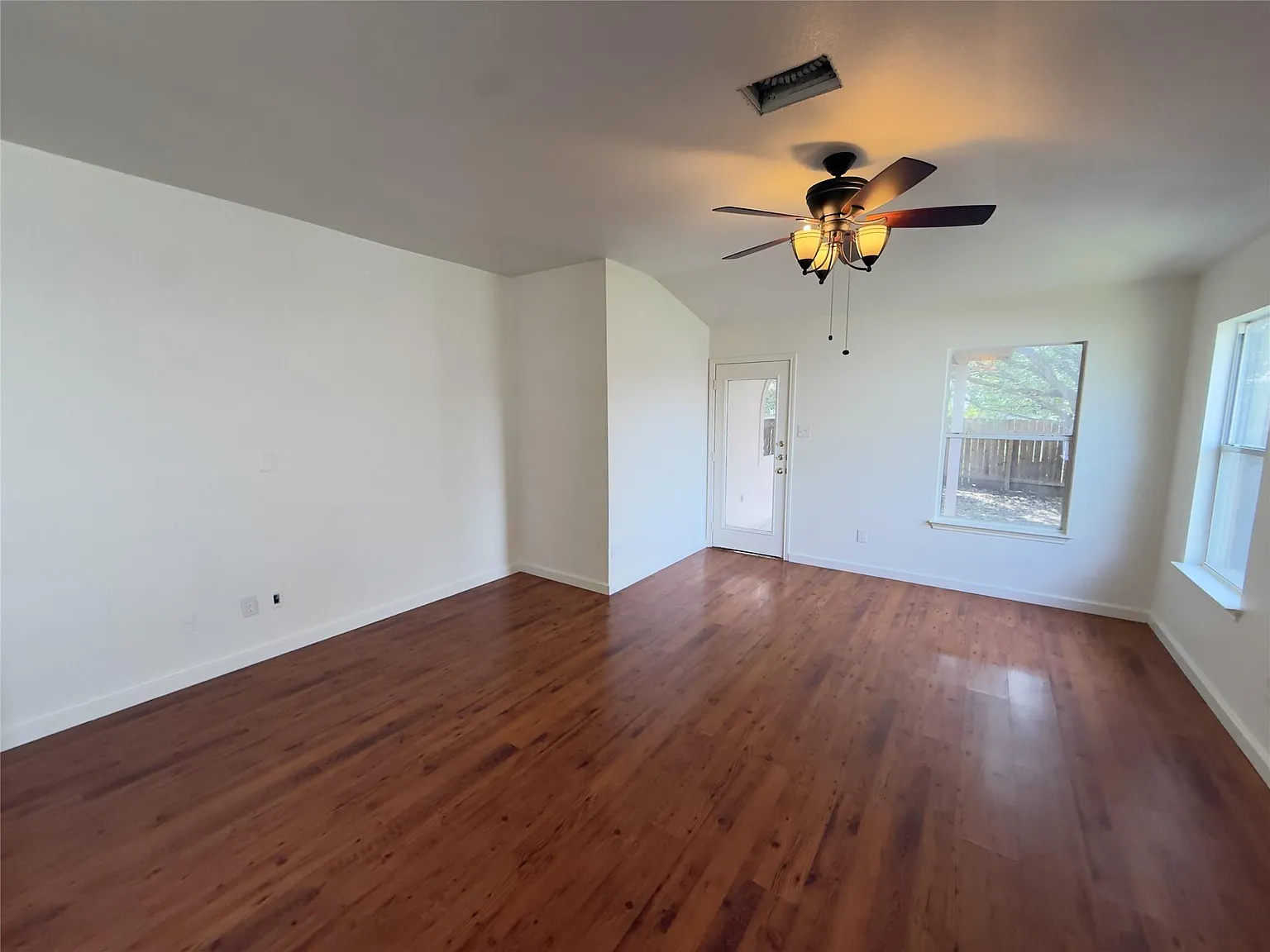 4 bed, 2.0 bath, 1829 sqft, $1,950 — Photo 3