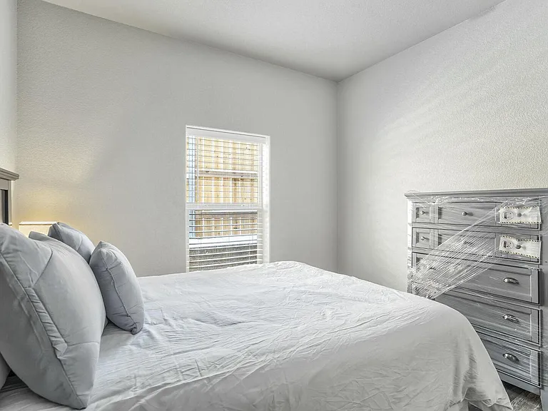 Comfortable queen sized bed!
