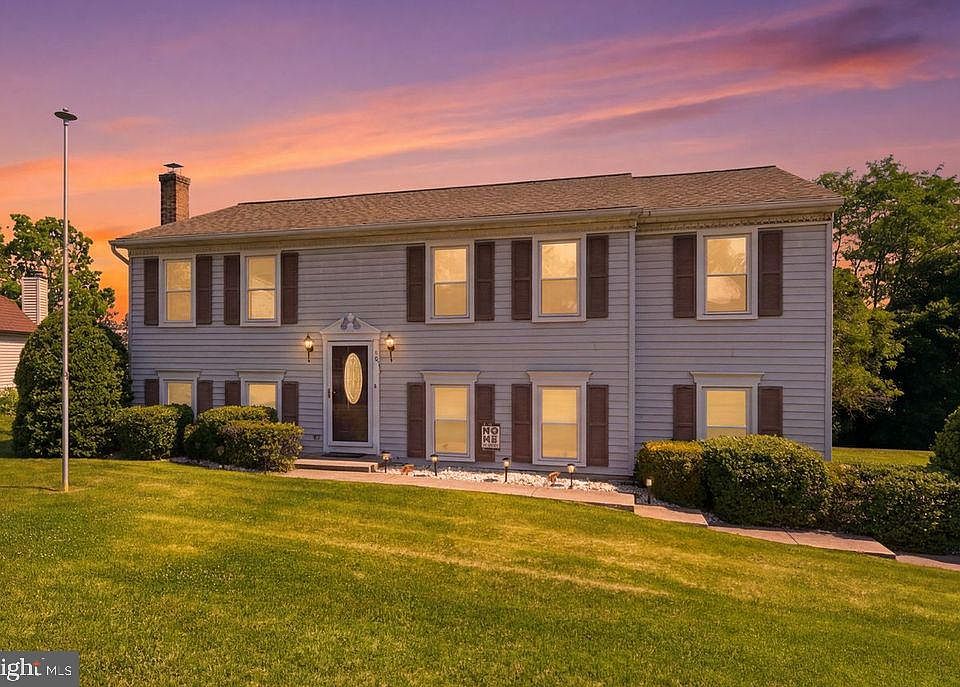 1st image of 10 Mansion Ct W