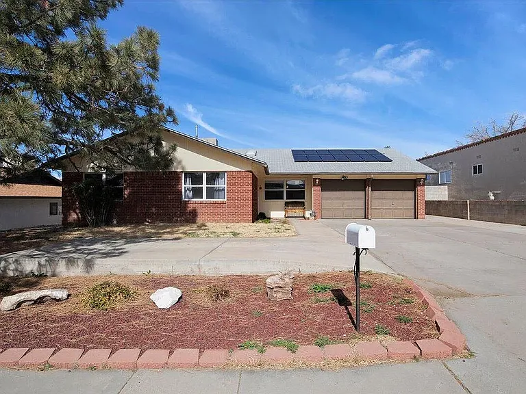 11801 Tracy Ct NE — Photo 1