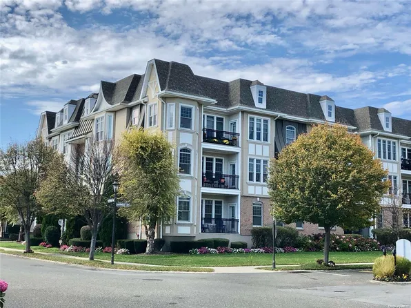 123 Roosevelt Way #123, Westbury, NY 11590