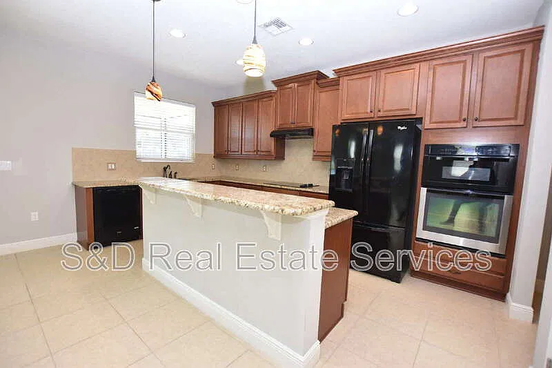 3 bed, 2.5 bath, 2631 sqft, $2,200 — Photo 3