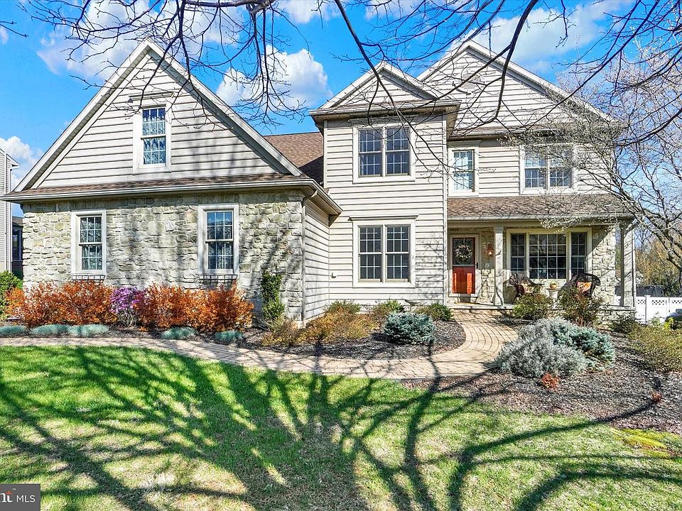 1st image of 934 Castle Pond Dr