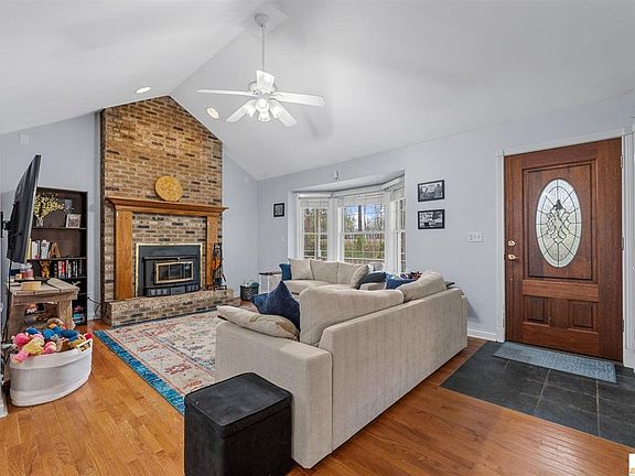 3rd image of 462 Wonderland Rd
