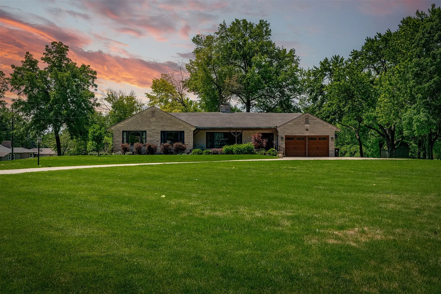 316 W Detweiller Dr photo 1