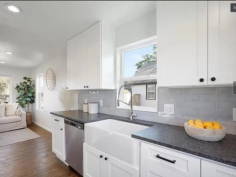 1095 Irving St — Photo 7
