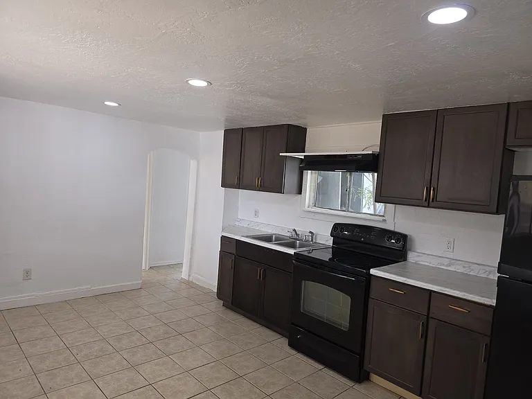 3818 W Portland St — Photo 2