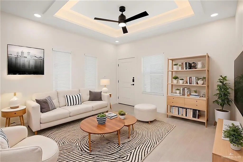 3 bed, 2.0 bath, 1129 sqft, $1,375 — Photo 3