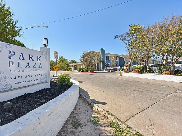 Park Plaza — Photo 11