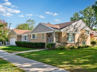 7225 N East Prairie Rd, Lincolnwood, IL 60712