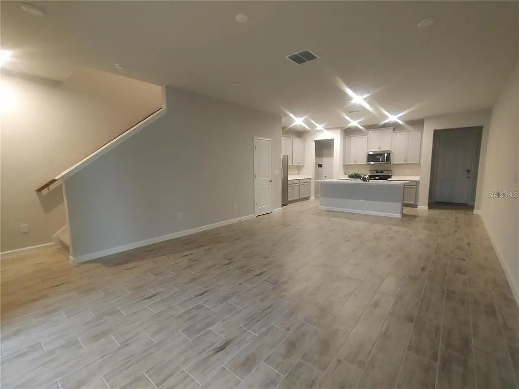 3 bed, 2.5 bath, 1888 sqft, $2,400 — Photo 3