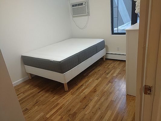4th image of 216 W 100th St #Penthouse