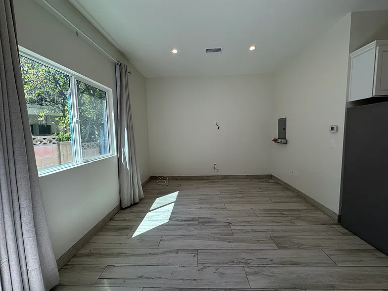 23110 1/2 Mulholland Dr — Photo 7