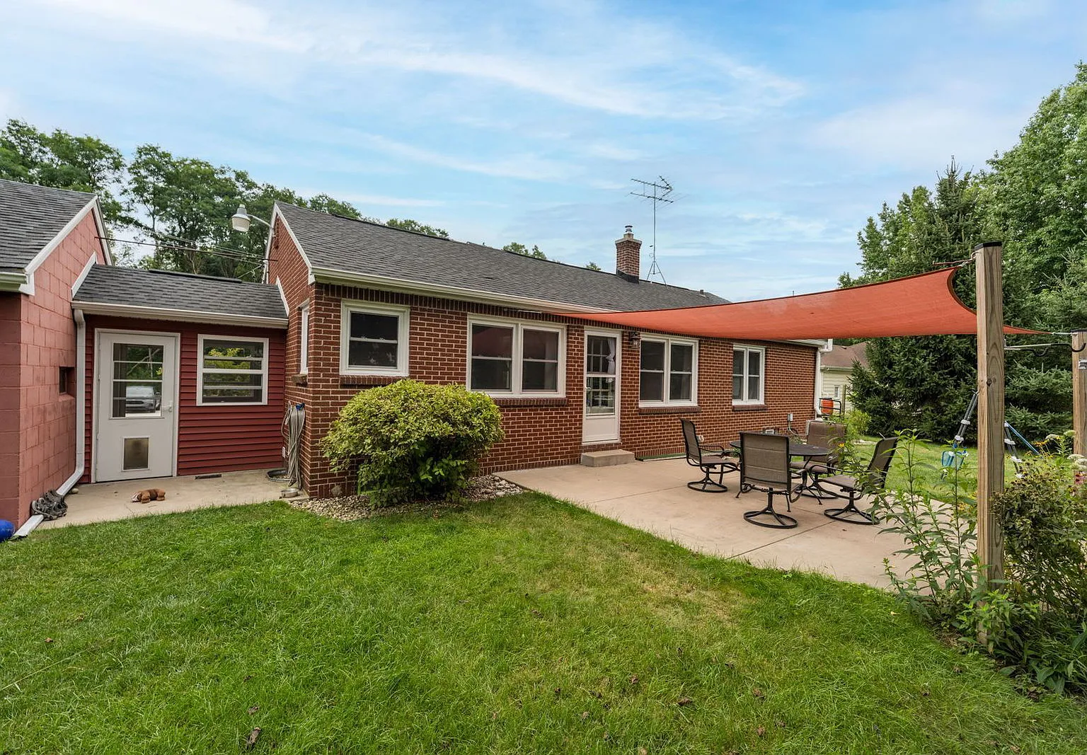 3 bed, 1.5 bath, 1202 sqft, $1,950 — Photo 2
