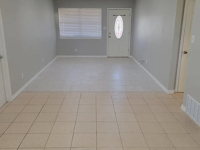 1107 W Cornelia Ave — Photo 3