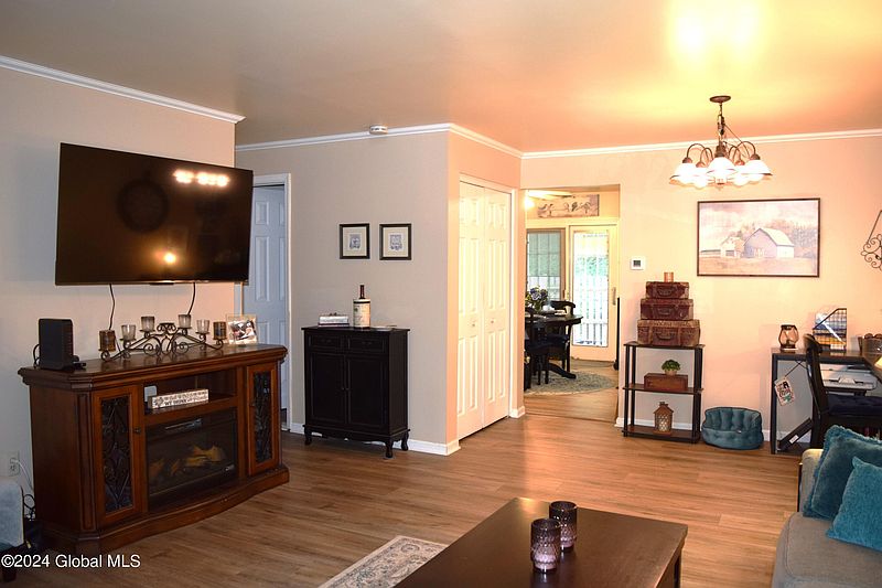 4th image of 182 Williamsburg Court