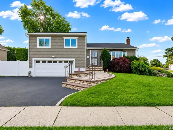5 Cranberry Lane, Plainview, NY 11803