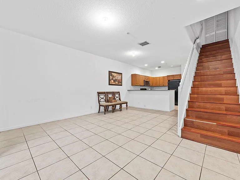 1425 NW 36th Way — Photo 4