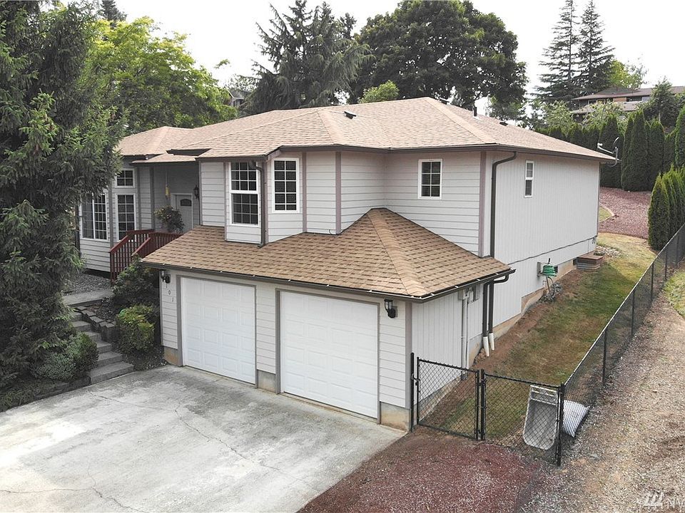 Welcome to this spacious tri-level with three bedrooms, two baths located in the lovely community of Newaukum. 