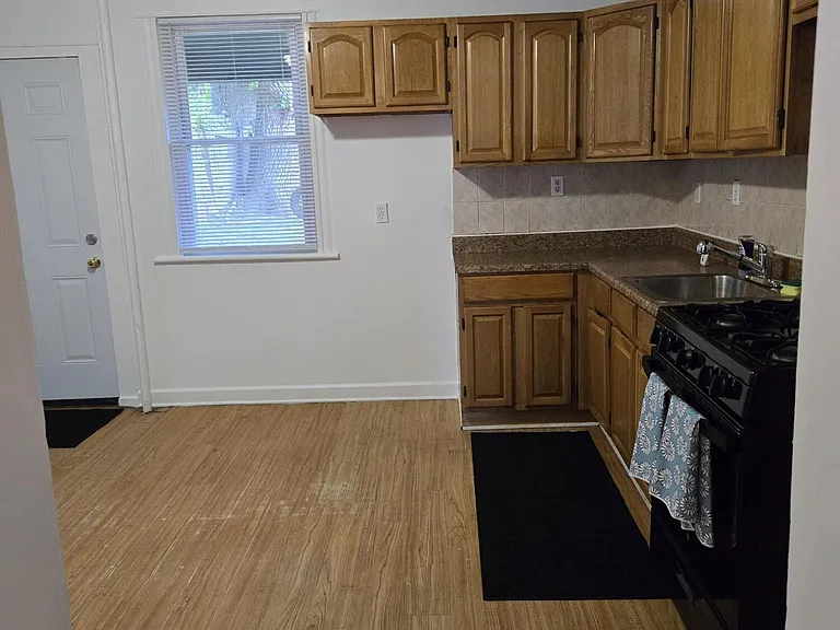 710-712 Prescott Ave — Photo 4