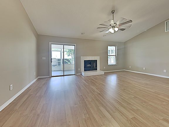 4th image of 4060 Valley Ln
