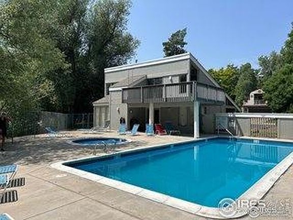 Private neighborhood pool and hot tub included in the rent