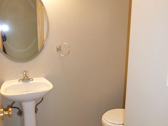 1/2 guest bath downstairs