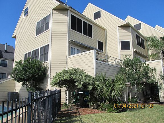 View of decks Upper has roll out shade
