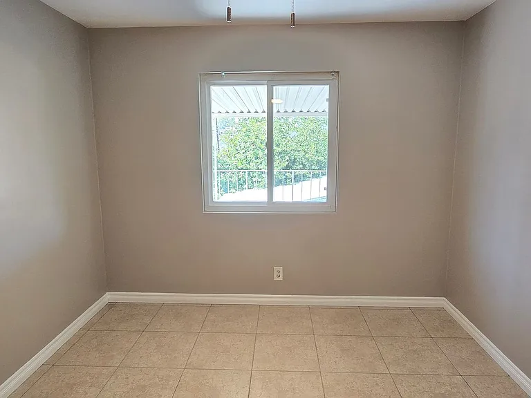 405 S Kroeger St — Photo 28