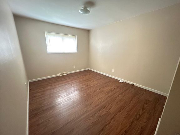 4th image of 484 Adrian Dr
