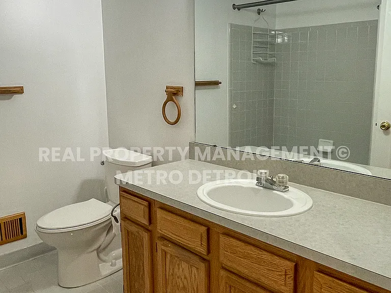 5560 Seabreeze Ln — Photo 13
